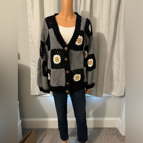 Beautiful POL size S black gray crochet daisy cardigan sweater NWOT - Picture 2 of 6